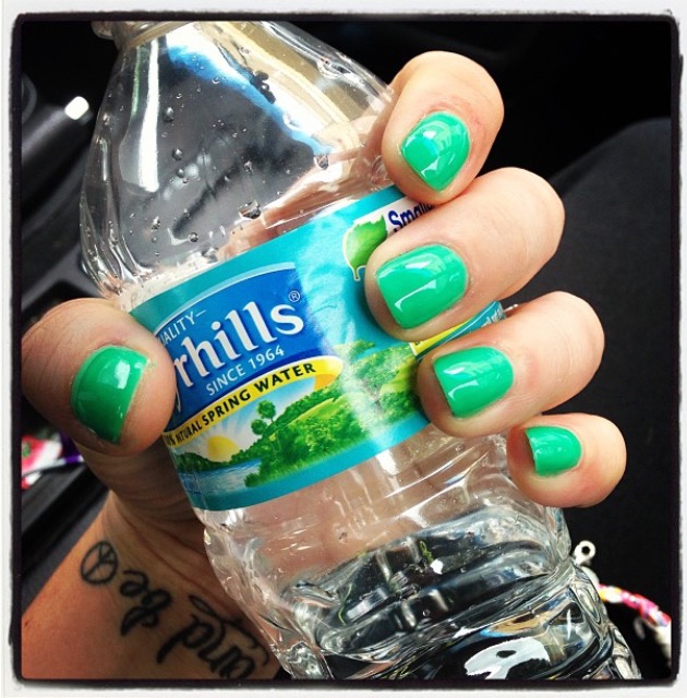 water bottle and mint green nails | ramblinrandol.com